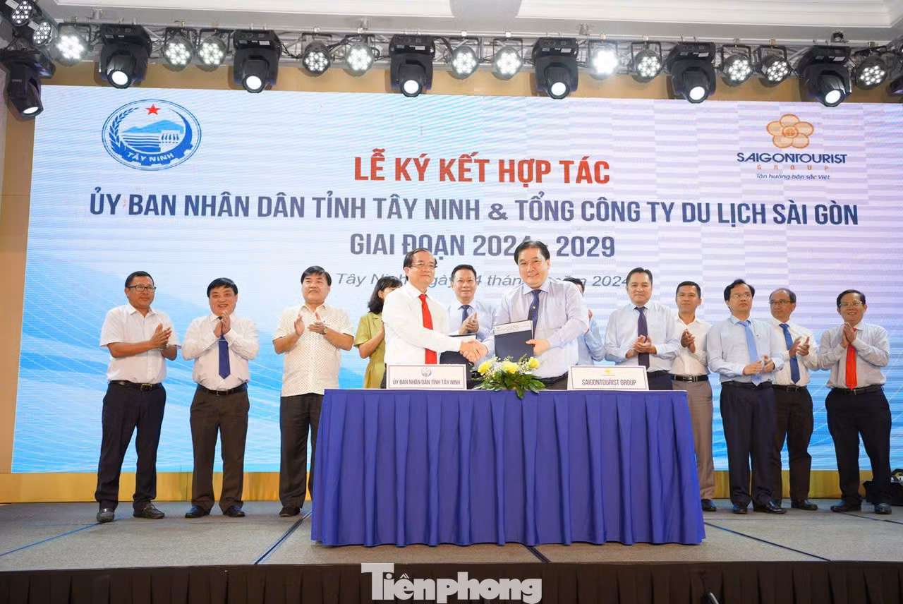 Lãnh đạo Saigontourist Group và tỉnh Tây Ninh thực hiện nghi thức ký kết hợp tác phát triển du lịch Tây Ninh.