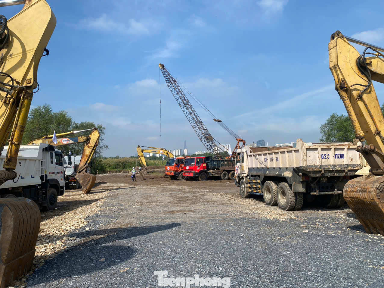 Máy móc, phương tiện được tập kết để thi công đường Liên Phường sau lễ khởi công. Máy móc, phương tiện được tập kết để thi công đường Liên Phường sau lễ khởi công.