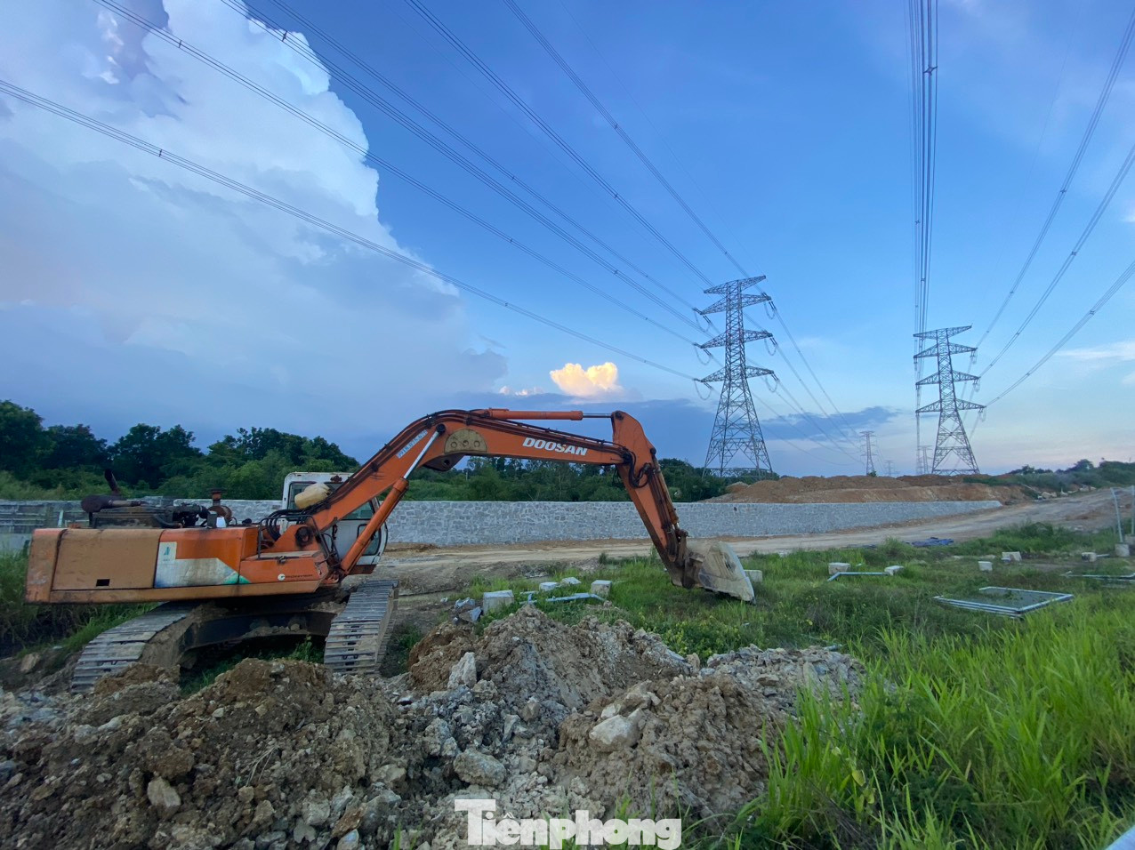 Máy móc được huy động đến cao tốc Phan Thiết - Dầu Giây thi công hệ thống thoát nước.