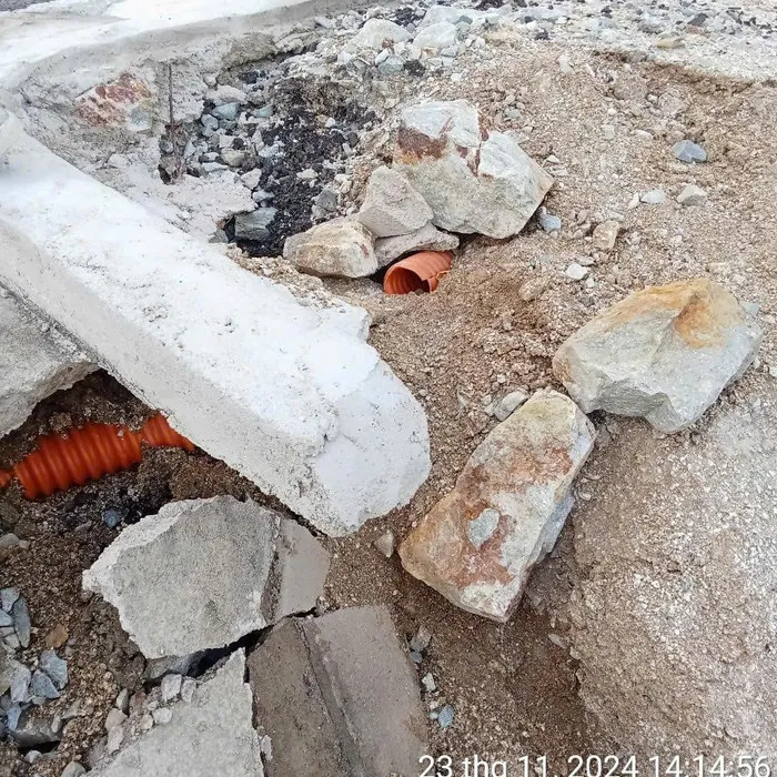 Hiện trường bị kẻ gian cắt trộm dây cáp điện chiếu sáng. Hiện trường bị kẻ gian cắt trộm dây cáp điện chiếu sáng.