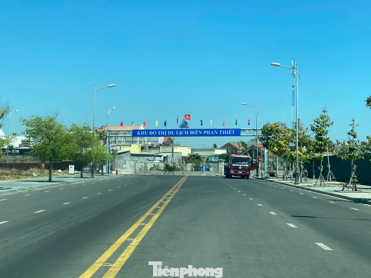 Khu đô thị Du lịch biển Phan Thiết khiến ông Lê Tiến Phương - cựu Chủ tịch UBND tỉnh Bình Thuận - cùng 11 đồng phạm bị khởi tố. Khu đô thị Du lịch biển Phan Thiết khiến ông Lê Tiến Phương - cựu Chủ tịch UBND tỉnh Bình Thuận - cùng 11 đồng phạm bị khởi tố.