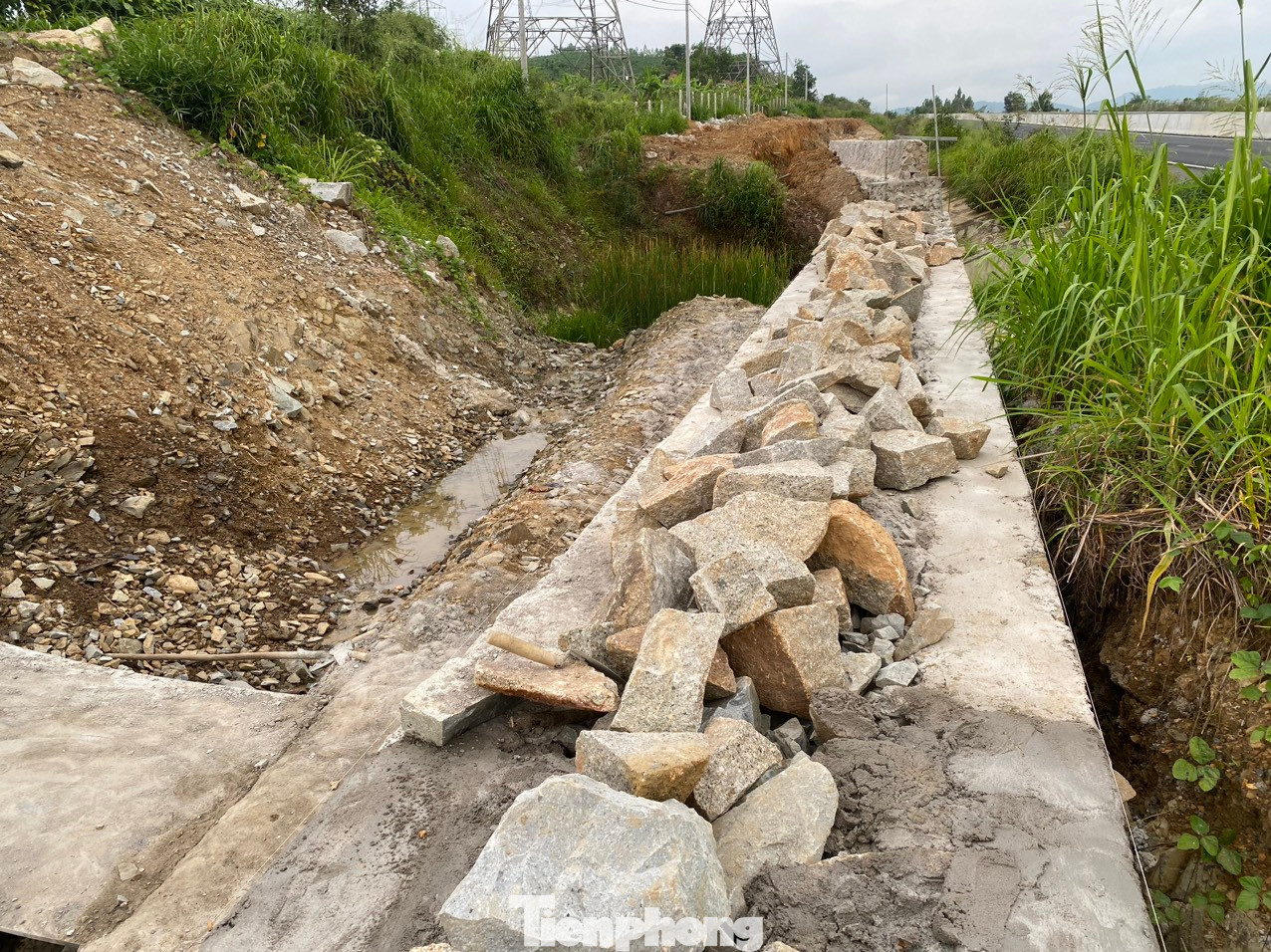 Khi đó, chủ đầu tư dự án Phan Thiết - Dầu Giây cho biết, sẽ nạo vét lòng sông Phan đoạn từ hạ lưu cống - chỗ cao tốc bị ngập - đến điểm cầu sông Phan với chiều dài khoảng 1,5 km, rộng hơn 25m. Việc khơi đào tập trung vào 7 cù lao nhỏ ở giữa sông có nhiều cây rậm rạp ảnh hưởng dòng chảy và khả năng tiêu thoát nước