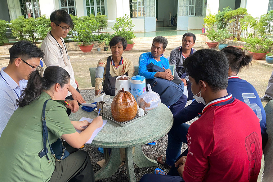 Phòng Quản lý xuất nhập cảnh Công an tỉnh Bình Thuận cùng Trung tâm bảo trợ xã hội tỉnh Bình Thuận thăm khám sức khỏe và bố trí nơi ở cho 5 thuyền viên quốc tịch Myanmar.