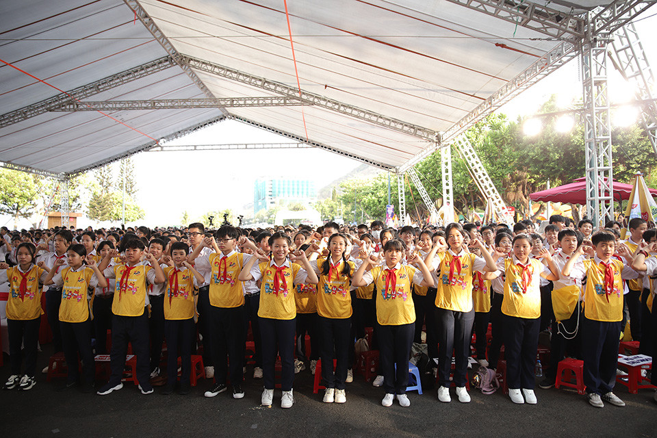 Học sinh tham gia màn đồng diễn bài “Tiến bước dưới đất cờ Đoàn và Lof Malto - Khi nào mình lớn”. Học sinh tham gia màn đồng diễn bài “Tiến bước dưới đất cờ Đoàn và Lof Malto - Khi nào mình lớn”.