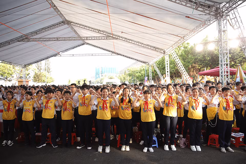 Học sinh tham gia màn đồng diễn bài “Tiến bước dưới đất cờ Đoàn và Lof Malto - Khi nào mình lớn”.