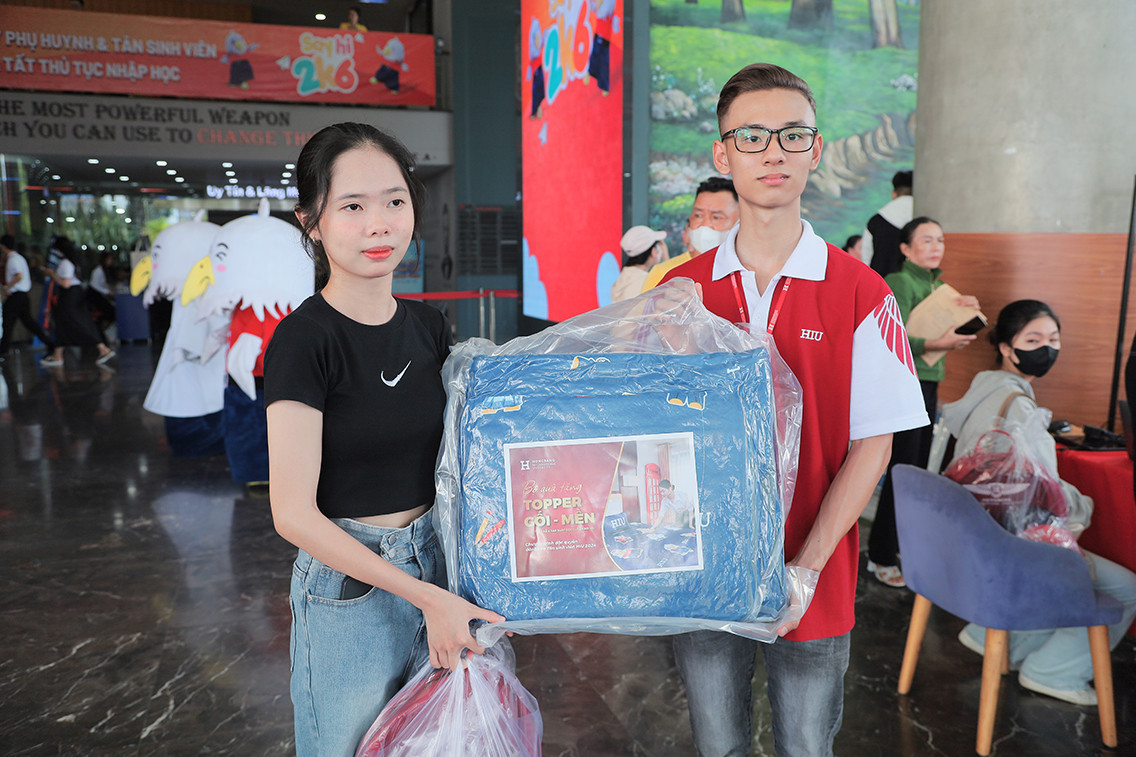 Trường ĐH Quốc tế Hồng Bàng chuẩn bị bộ quà tặng HIU Gift Box độc quyền dành tặng tất cả các bạn tân sinh viên. Trường ĐH Quốc tế Hồng Bàng chuẩn bị bộ quà tặng HIU Gift Box độc quyền dành tặng tất cả các bạn tân sinh viên.