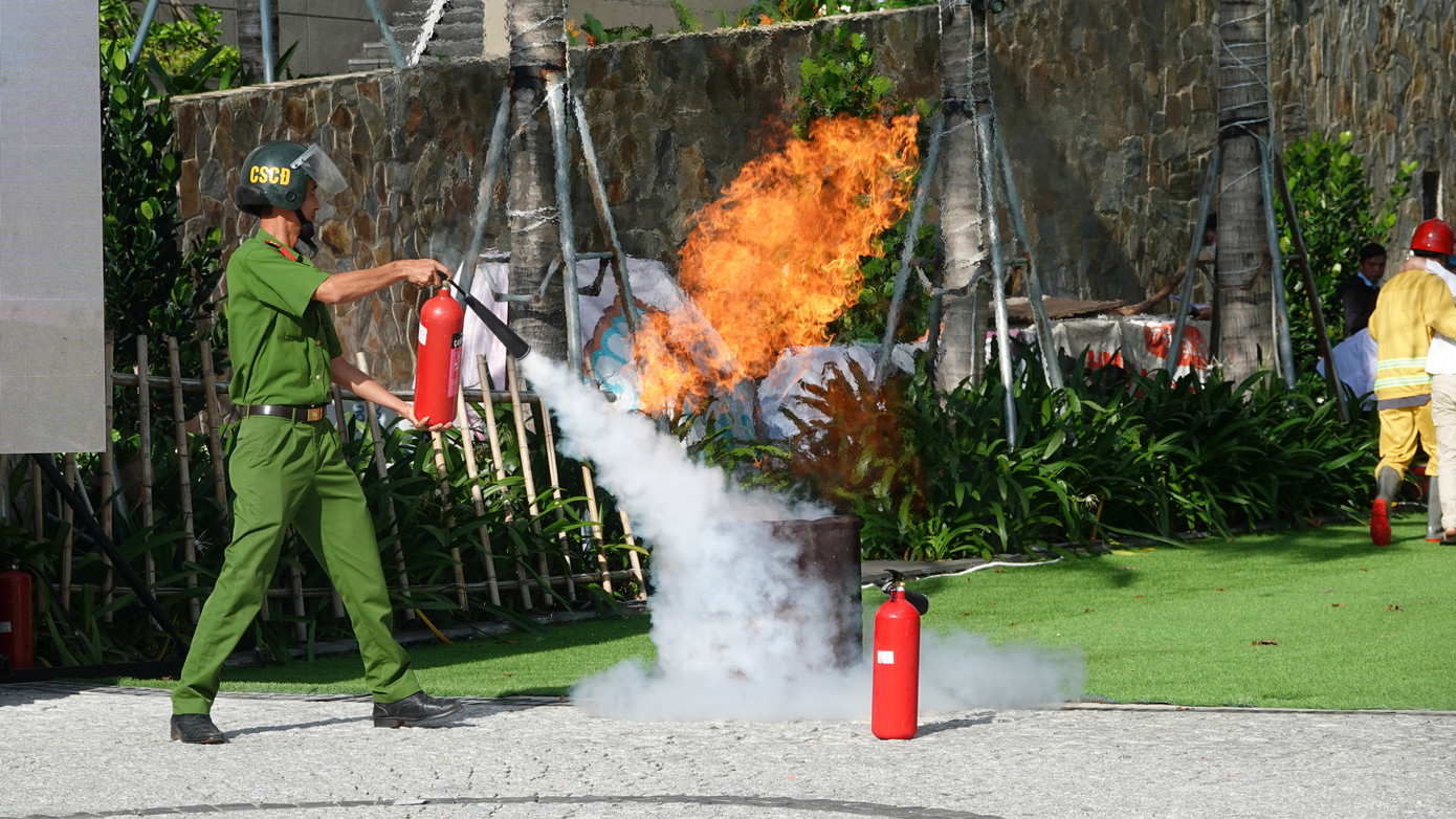 Buổi diễn tập phương án chữa cháy và cứu nạn, cứu hộ tại khách sạn Apec Mandala Chăm Bay Mũi Né huy động hơn 300 cán bộ, chiến sĩ tham gia.