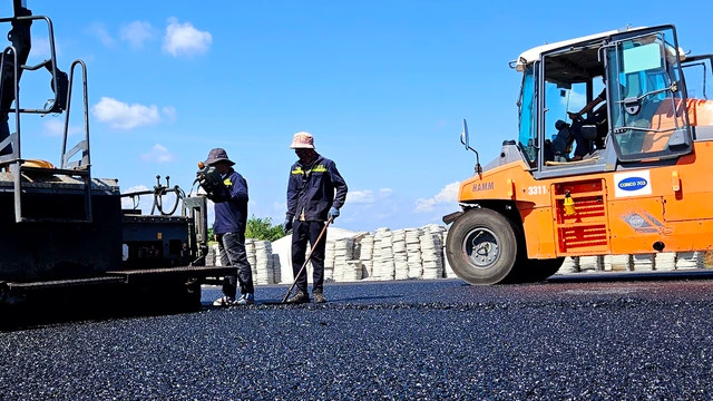 Dự án thành phần 3 cao tốc Biên Hoà - Vũng Tàu qua địa phận tỉnh Bà Rịa - Vũng Tàu chiều dài tuyến 19,5 km, có tổng mức đầu tư đã phê duyệt 4.964 tỷ đồng, quy mô 4 làn xe, cao tốc hoàn chỉnh có 2 làn dừng khẩn cấp, bề rộng nền đường từ 24,75 - 27 m, giải phóng mặt bằng theo quy mô cao tốc hoàn chỉnh 6 làn xe. Dự án thành phần 3 cao tốc Biên Hoà - Vũng Tàu qua địa phận tỉnh Bà Rịa - Vũng Tàu chiều dài tuyến 19,5 km, có tổng mức đầu tư đã phê duyệt 4.964 tỷ đồng, quy mô 4 làn xe, cao tốc hoàn chỉnh có 2 làn dừng khẩn cấp, bề rộng nền đường từ 24,75 - 27 m, giải phóng mặt bằng theo quy mô cao tốc hoàn chỉnh 6 làn xe.