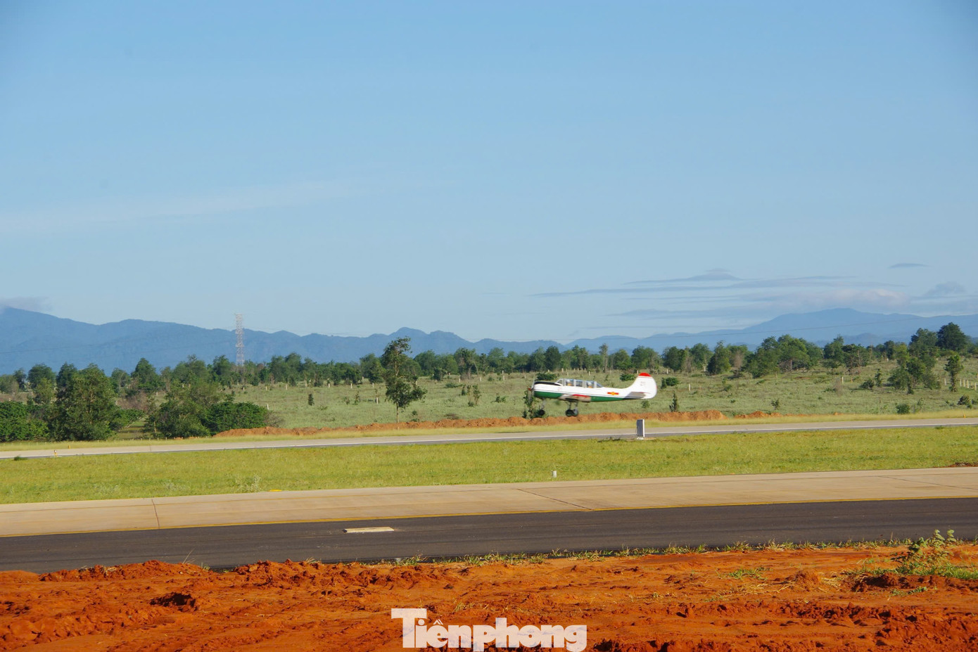 Chuyến bay đầu tiên của các phi công Trung đoàn 920 trên sân bay Phan Thiết.