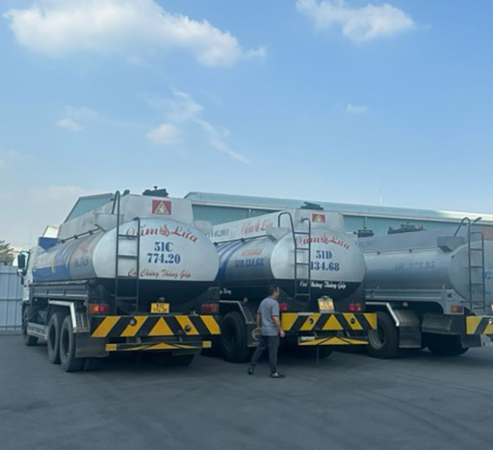 Xe bồn chở dầu lậu của Công ty TNHH Vận tải Xăng dầu Saigon Transco. Xe bồn chở dầu lậu của Công ty TNHH Vận tải Xăng dầu Saigon Transco.