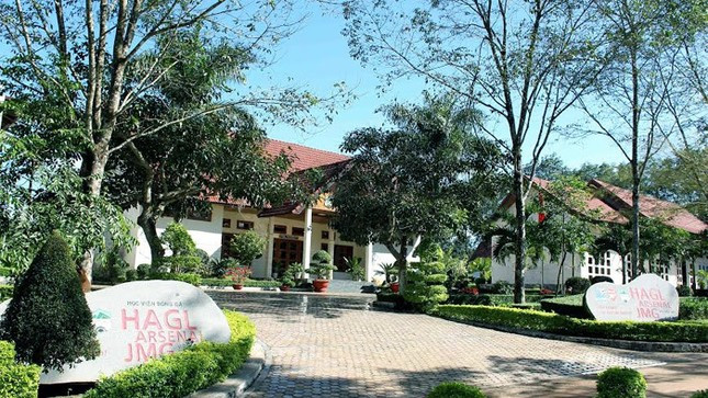 Ngay cả CLB bóng đá Hoàng Anh Gia Lai - tài sản không sinh lời mà bầu Đức quyết tâm giữ lại bằng mọi giá cũng đang tính tới chuyện đổi chủ. Ngay cả CLB bóng đá Hoàng Anh Gia Lai - tài sản không sinh lời mà bầu Đức quyết tâm giữ lại bằng mọi giá cũng đang tính tới chuyện đổi chủ.