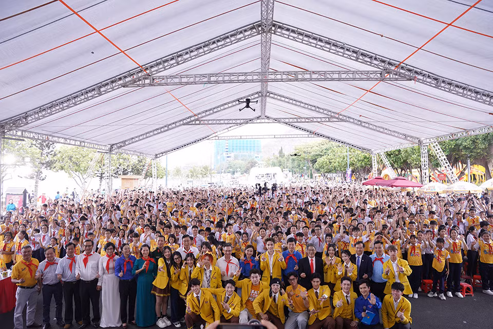 Các đại biểu tham dự ngày hội “Tiến bước lên Đoàn” chụp ảnh lưu niệm cùng các em học sinh.