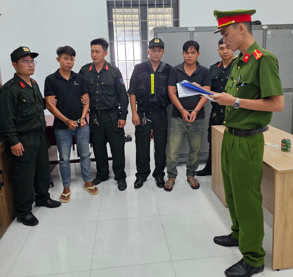 Cơ quan CSĐT Công an thị xã La Gi thi hành Lệnh bắt tạm giam đối với An và Trung.