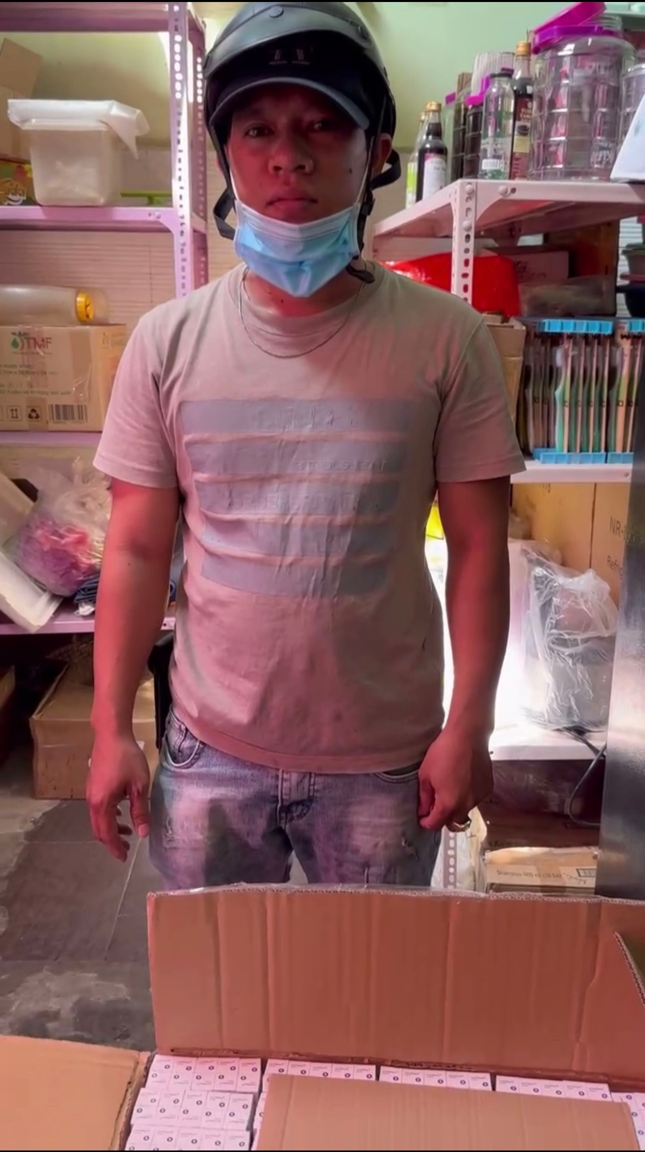 Đối tượng Trần Nét cùng tang vật.