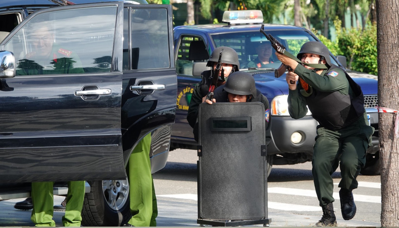 Các lực lượng điều tra viên, kỹ thuật hình sự của Công an tỉnh Bình Thuận phối hợp Công an TP Phan Thiết nhanh chóng phong tỏa, bảo vệ hiện trường, tổ chức khám nghiệm, thu thập dấu vết.