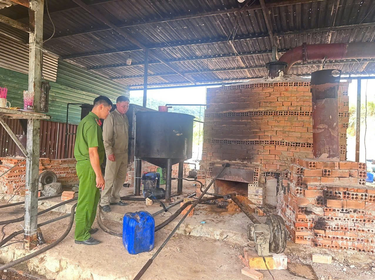 Hệ thống máy móc tái chế nhớt thải. Hệ thống máy móc tái chế nhớt thải.