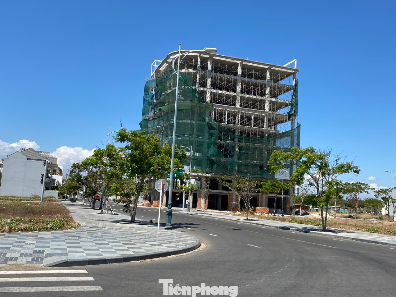 Đến ngày 26/4, Văn phòng Cơ quan CSĐT Bộ Công an (C01) đã ra quyết định khởi tố bị can, thực hiện lệnh bắt tạm giam ông Lê Tiến Phương, cựu Chủ tịch UBND tỉnh Bình Thuận về tội “Vi phạm quy định về quản lý, sử dụng tài sản Nhà nước gây thất thoát, lãng phí” để điều tra những sai phạm liên quan dự án Khu đô thị du lịch biển Phan Thiết.