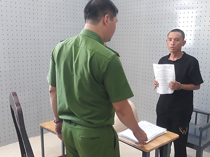 Cơ quan CSĐT công an huyện Bắc Bình tống đạt quyết định khởi tố bị can và lệnh bắt tạm giam đối tượng Nguyễn Văn Lộc.