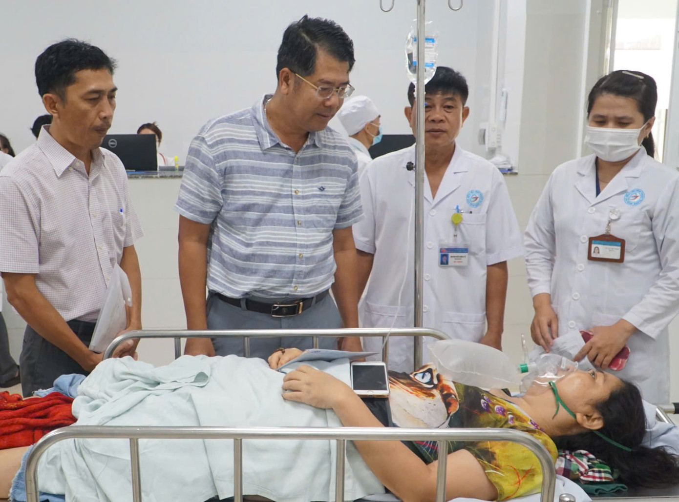 Ông Nguyễn Quốc Nam, Giám đốc Sở Giao thông Vận tải tỉnh Bình Thuận thăm, động viên những người bị nạn trong vụ tai nạn. Ảnh: Dân Việt