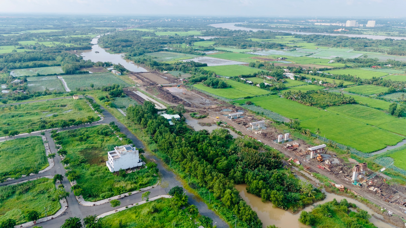 Gói thầu CW2 (đường dẫn 2 đầu cầu Nhơn Trạch dài 5,6km) có giá trị hơn 1.000 tỷ đồng do liên danh nhà thầu Dongbu Corporation (Hàn Quốc) - Công ty CP Đầu tư Xây dựng và Kỹ thuật VNCN E&amp;C (Việt Nam) triển khai.