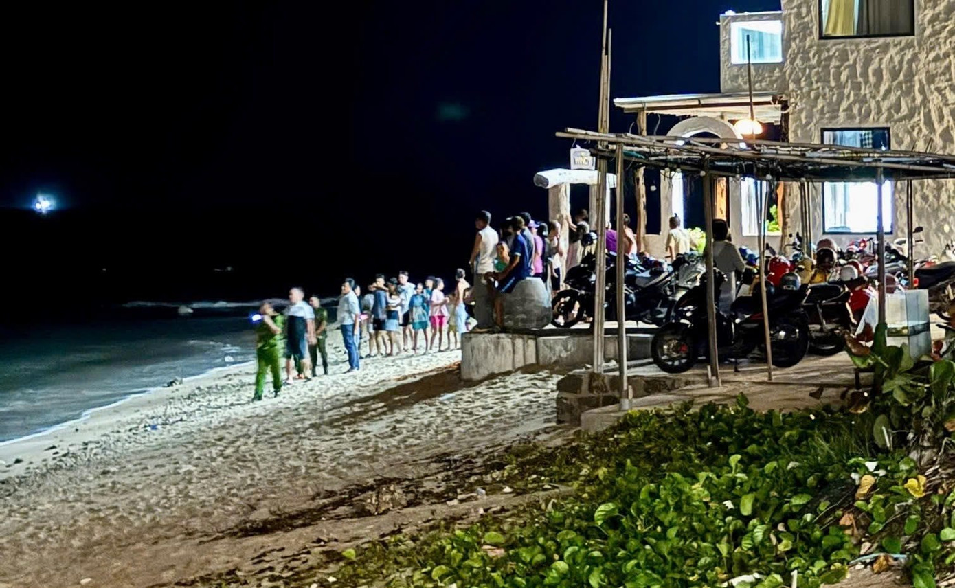 Lực lượng chức năng và người dân ở khu vực xảy ra sự cố. Lực lượng chức năng và người dân ở khu vực xảy ra sự cố.