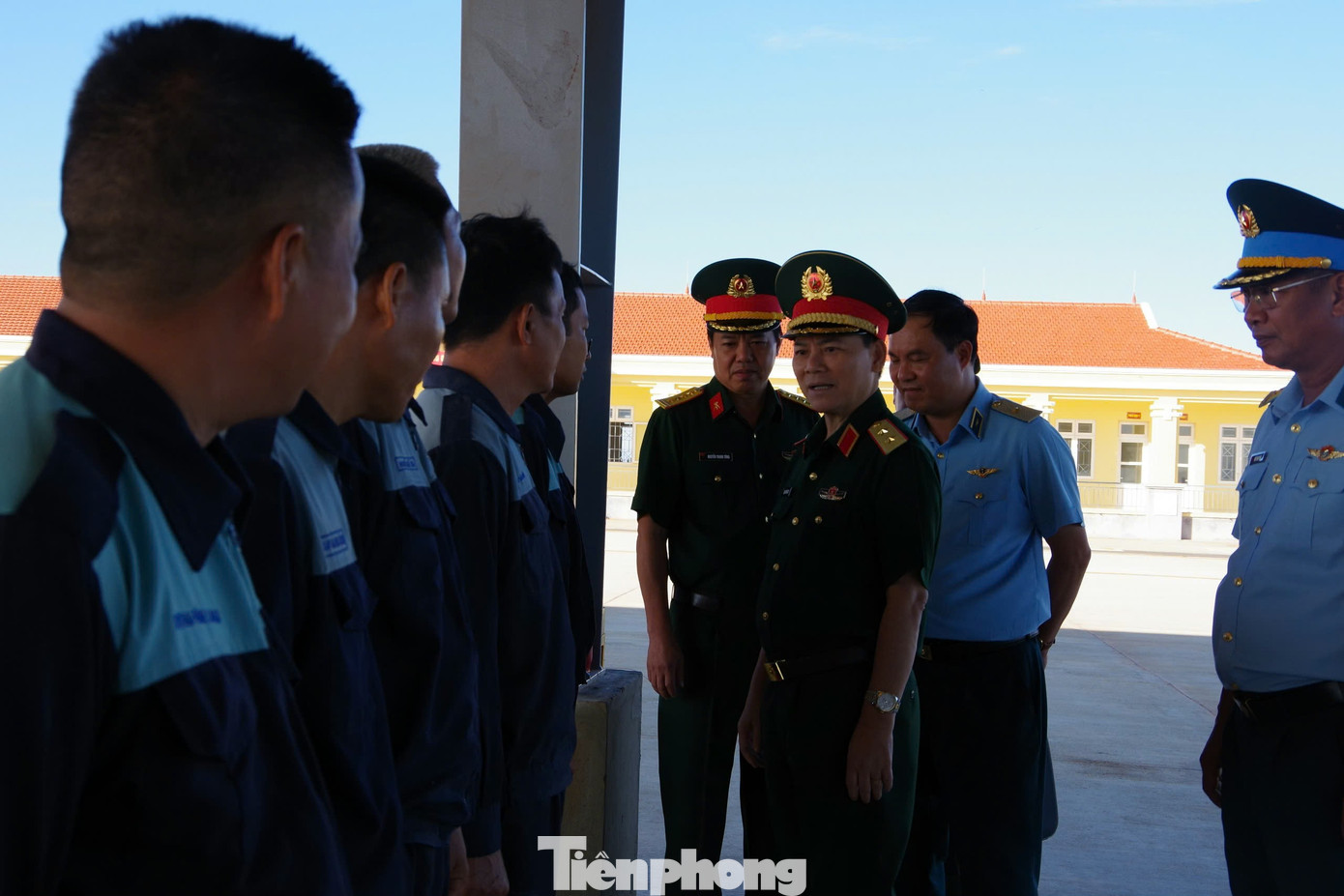 Trung tướng Phạm Trường Sơn - Phó Tổng tham mưu trưởng Quân đội Nhân dân Việt Nam, kiểm tra chuyên môn kỹ thuật đối với các đồng chí kỹ thuật viên của Trung đoàn 920.