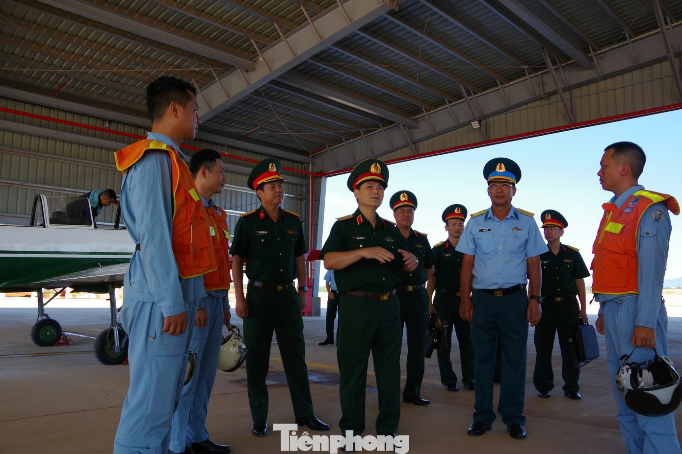 Trung tướng Phạm Trường Sơn - Phó Tổng tham mưu trưởng Quân đội Nhân dân Việt Nam, chia sẻ, trao đổi, bồi dưỡng nâng cao trình độ chuyên môn cho các phi công của Trung đoàn 920.