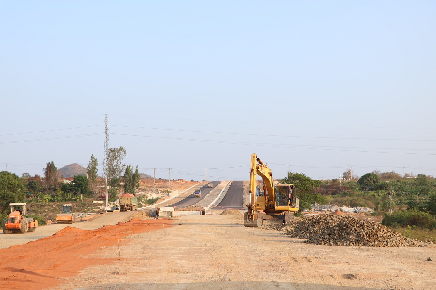 Đơn vị thi công đang thực hiện dự án đường ven biển ĐT719B, đoạn Phan Thiết - Kê Gà. Ảnh: Bình Thuận.