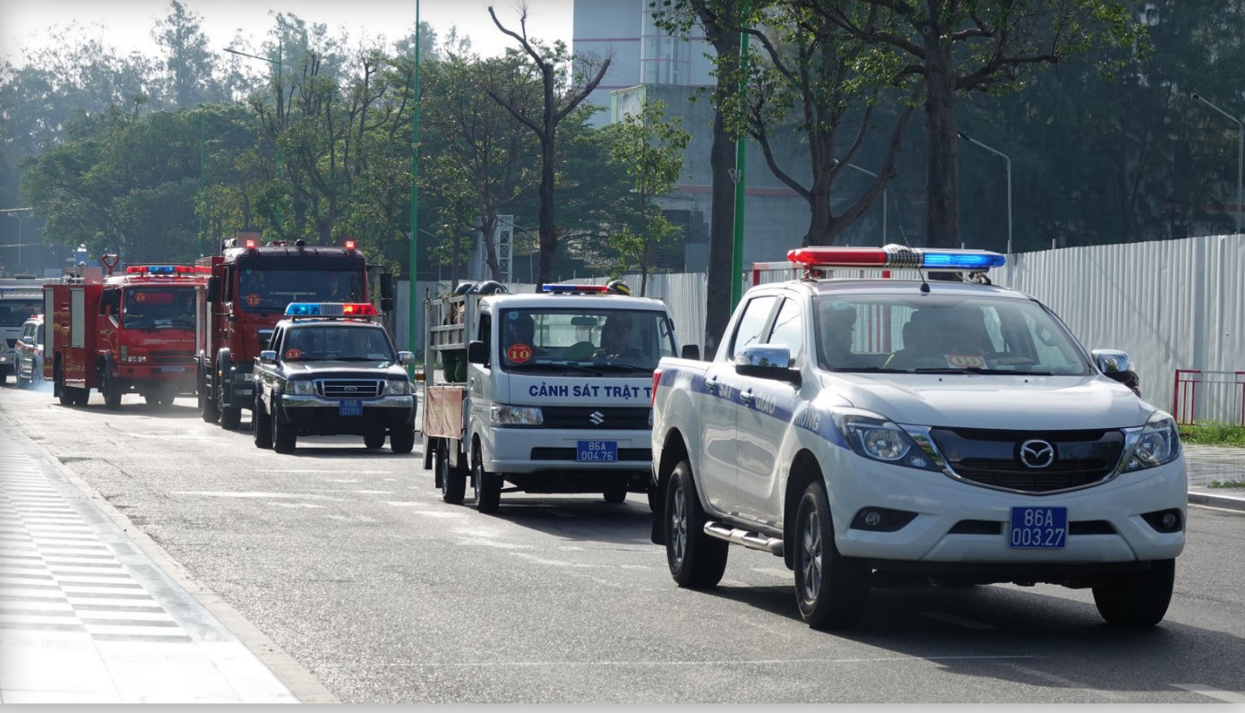 Tình huống giả định đặt ra là vào hồi 8h30, tại trụ sở Ngân hàng TMCP Ngoại thương Việt Nam chi nhánh Bình Thuận (phường Bình Hưng, TP Phan Thiết), 5 đối tượng đi ô tô 7 chỗ đến và sử dụng súng quân dụng, dao tự chế, “bom xăng” thực hiện hành vi cướp tài sản tại ngân hàng. Trong ảnh: Các lực lượng Công an tỉnh Bình Thuận đến hiện trường khi nhận tin báo có cướp ngân hàng.