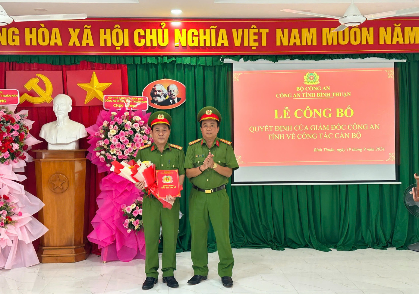 Đại tá Đinh Kim Lập trao quyết định và tặng hoa cho thượng tá Trần Văn Tươi. Đại tá Đinh Kim Lập trao quyết định và tặng hoa cho thượng tá Trần Văn Tươi.