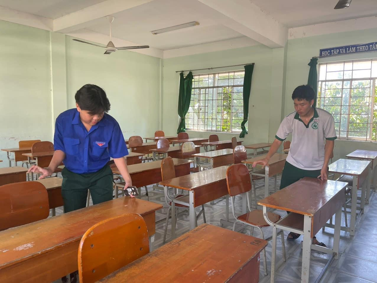 Đoàn viên thanh niên triển khai dọn dẹp vệ sinh các điểm thi sau lễ ra quân.