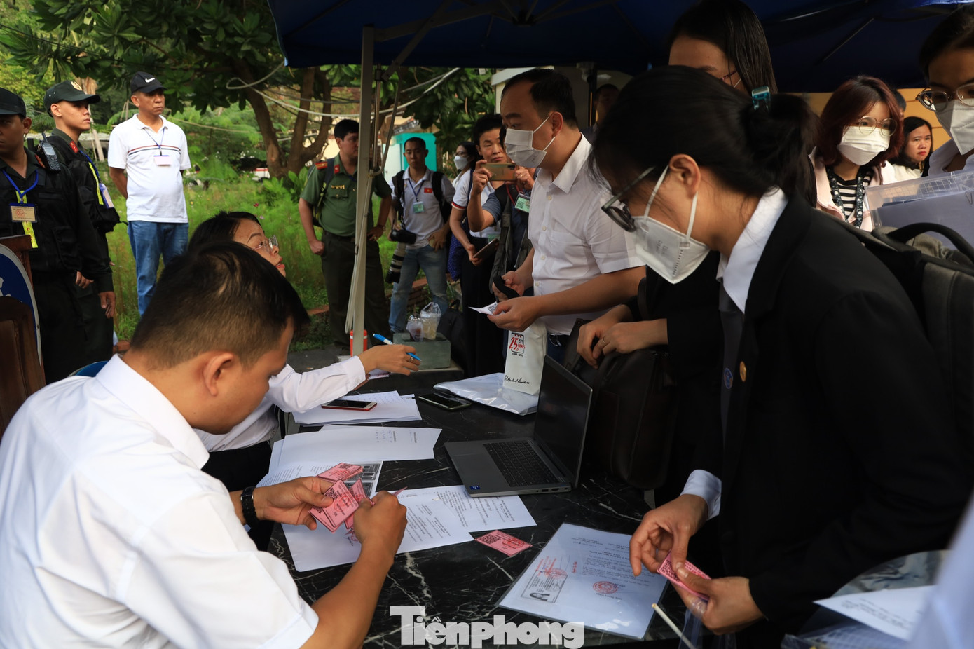 Luật sư làm thủ tục tham dự phiên tòa xét xử bà Trương Mỹ Lan và 85 bị cáo khác trong vụ án Vạn Thịnh Phát, Ngân hàng TMCP Sài Gòn (SCB) và các đơn vị liên quan.