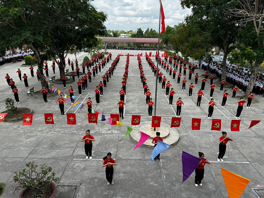 Học sinh nhiều tỉnh, thành trên cả nước tham gia màn đồng diễn bài “Tiến bước dưới cờ Đoàn và Lof Malto - Khi nào mình lớn”. Học sinh nhiều tỉnh, thành trên cả nước tham gia màn đồng diễn bài “Tiến bước dưới cờ Đoàn và Lof Malto - Khi nào mình lớn”.