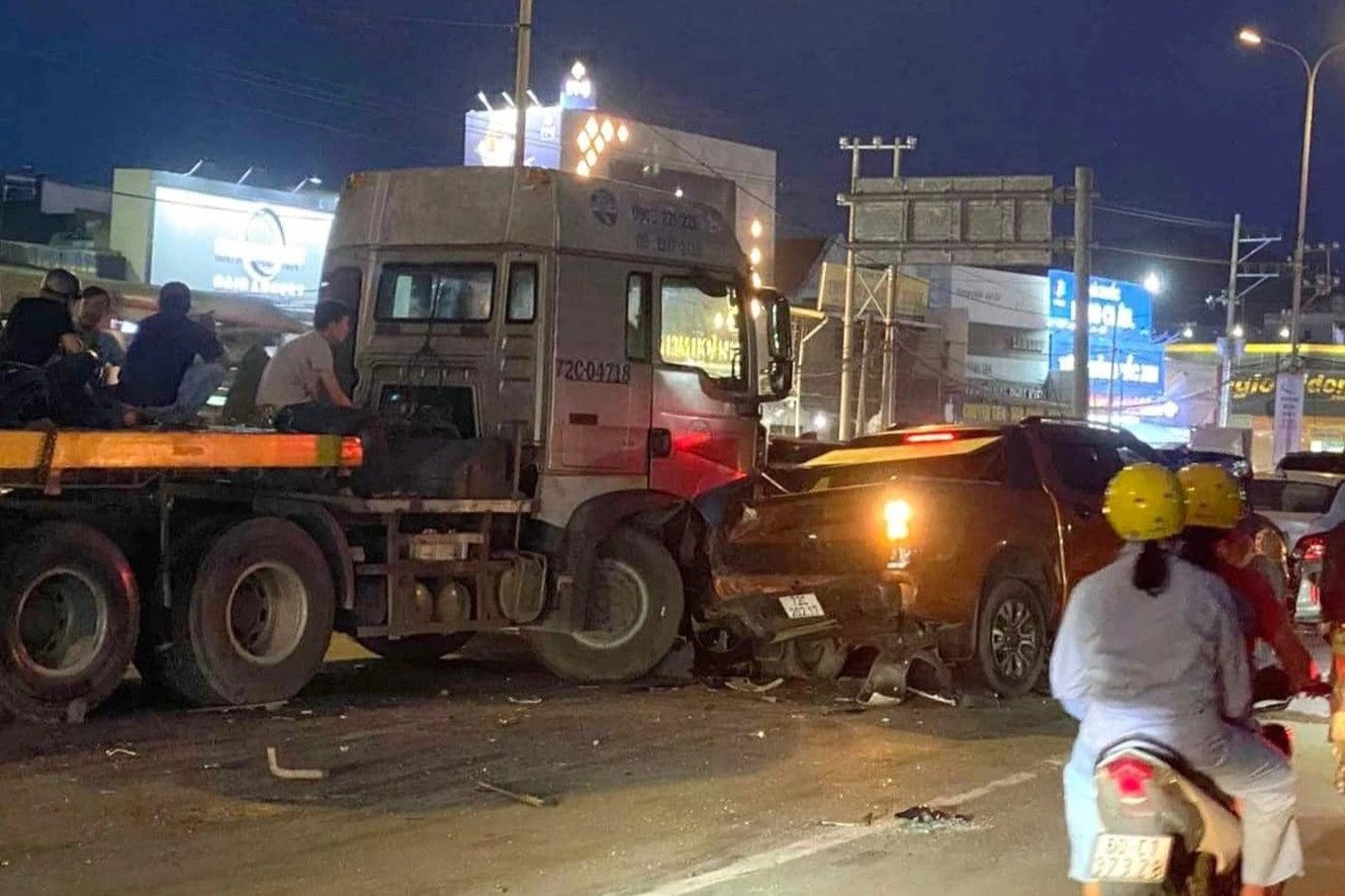 Hiện trường vụ tai nạn liên hoàn trên quốc lộ 51.