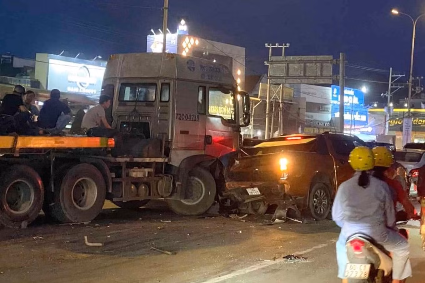 Hiện trường vụ tai nạn liên hoàn trên quốc lộ 51. Hiện trường vụ tai nạn liên hoàn trên quốc lộ 51.
