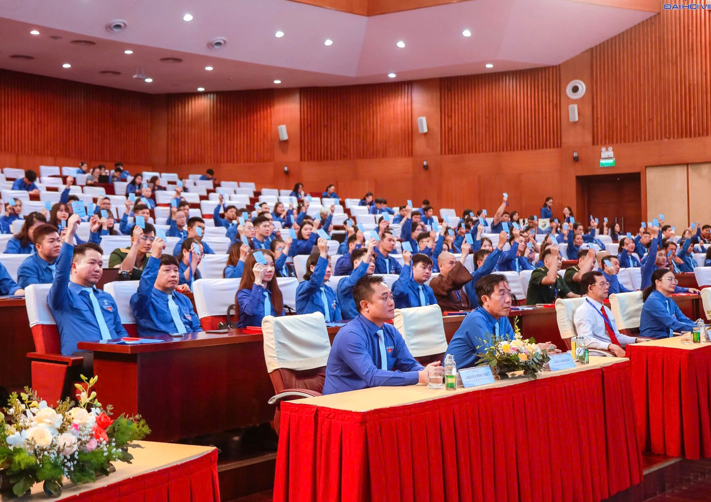 Các đại biểu biểu quyết thông qua chương trình đại hội. Các đại biểu biểu quyết thông qua chương trình đại hội.