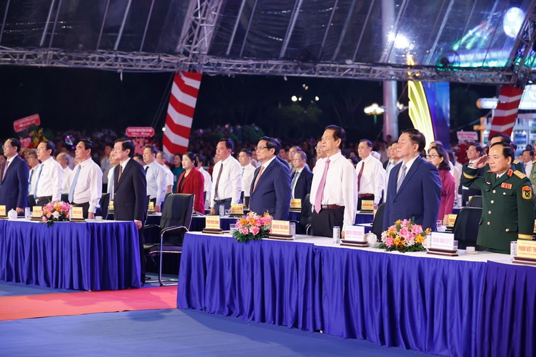 Thủ tướng Phạm Minh Chính và các đại biểu dự lễ kỷ niệm 60 năm Chiến thắng Bình Giã. Ảnh: VGP.