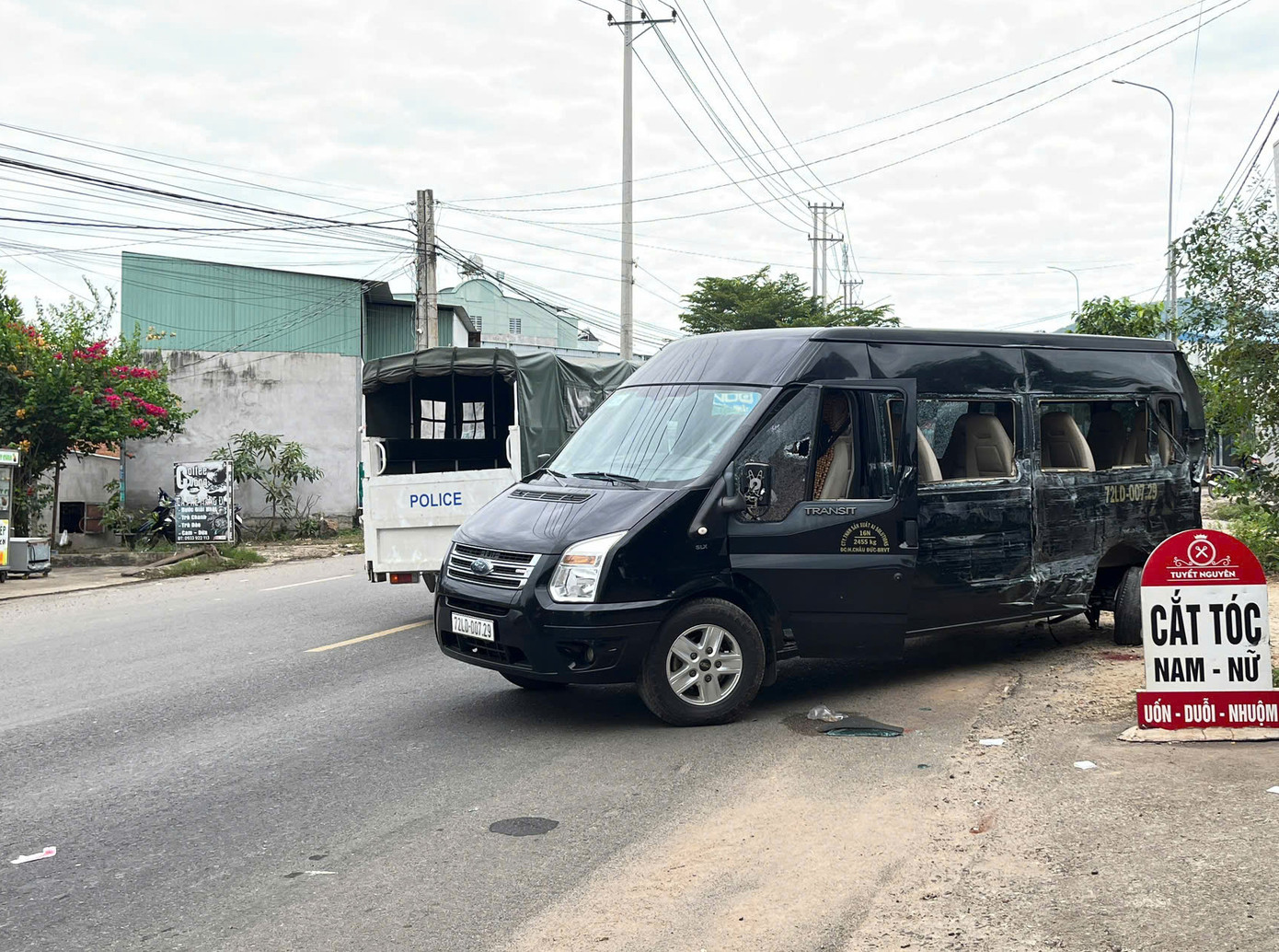 Hiện trường vụ tai nạn khiến 2 người trên xe ô tô khách biển số 72LD-007.29 tử vong trên đường đi cấp cứu.