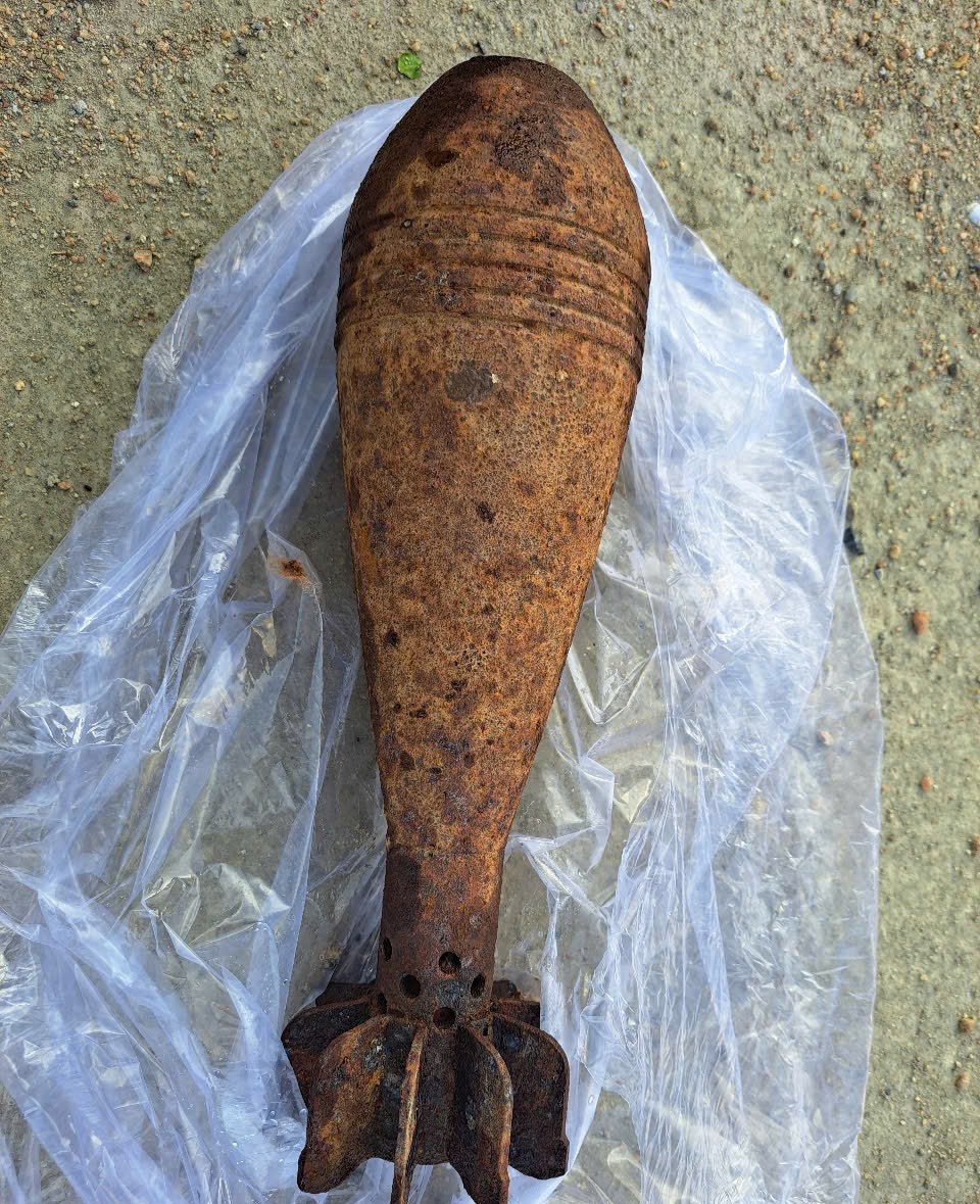 Viên đạn cối 60 ly được công an thu giữ. Viên đạn cối 60 ly được công an thu giữ.