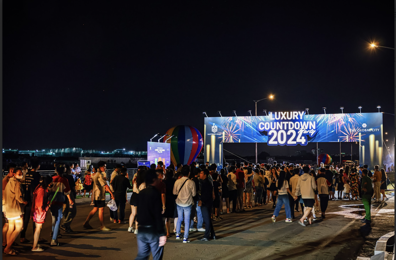 Nhiều khách hàng háo hức check-in vào khu vực sự kiện để tận hưởng đêm nhạc. Nhiều khách hàng háo hức check-in vào khu vực sự kiện để tận hưởng đêm nhạc.