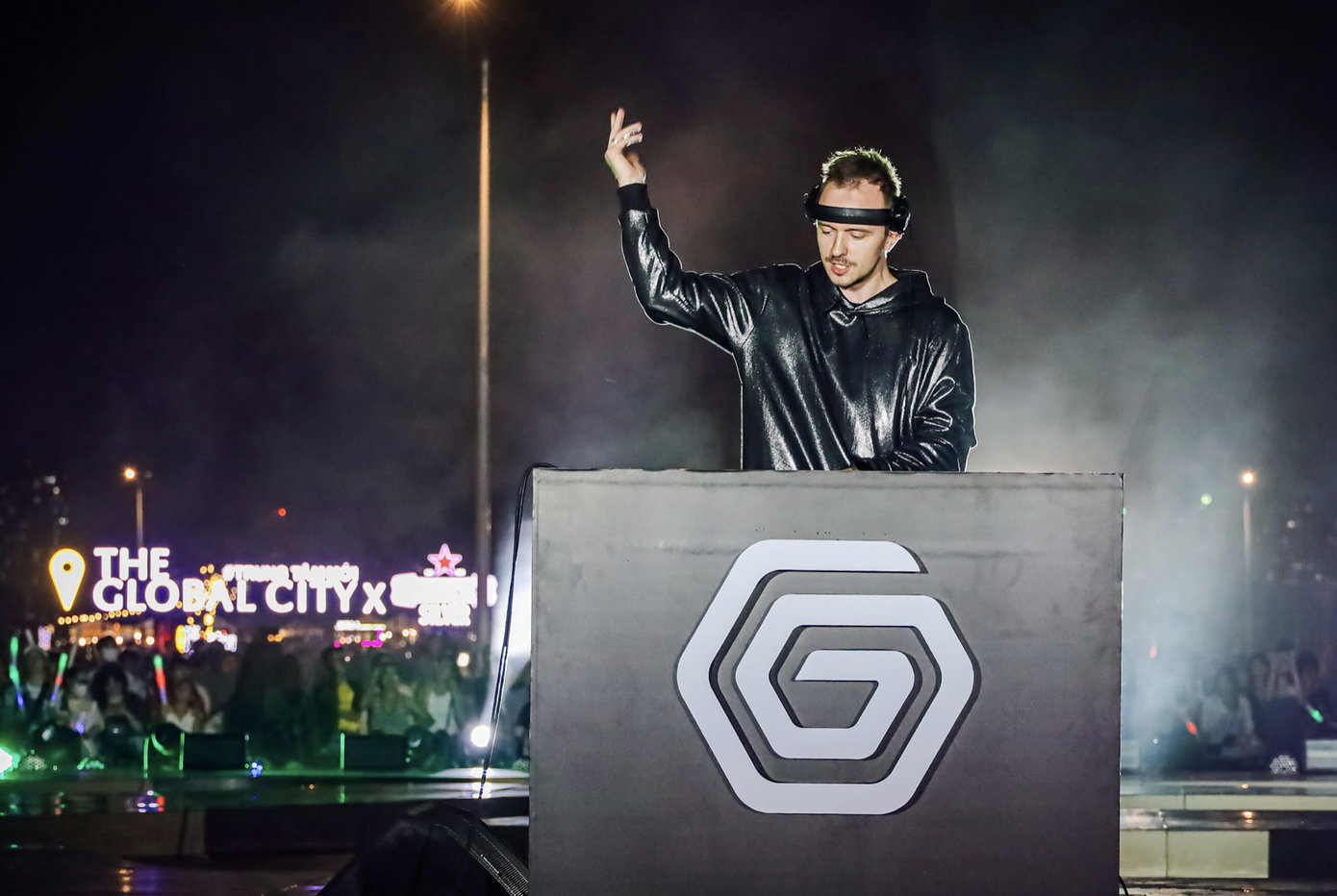 Sự xuất hiện của DJ Tungevaag đã làm khuấy đảo sân khấu. Sự xuất hiện của DJ Tungevaag đã làm khuấy đảo sân khấu.