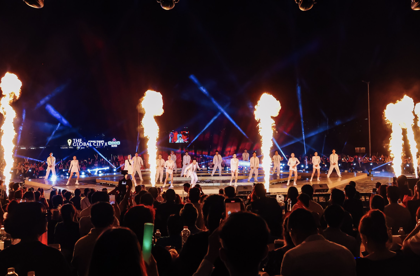 Dàn lineup “hót hòn họt” đã đổ bộ và mang đến nhiều phần trình diễn “đã tai” chào đón một năm mới sôi động. Dàn lineup “hót hòn họt” đã đổ bộ và mang đến nhiều phần trình diễn “đã tai” chào đón một năm mới sôi động.