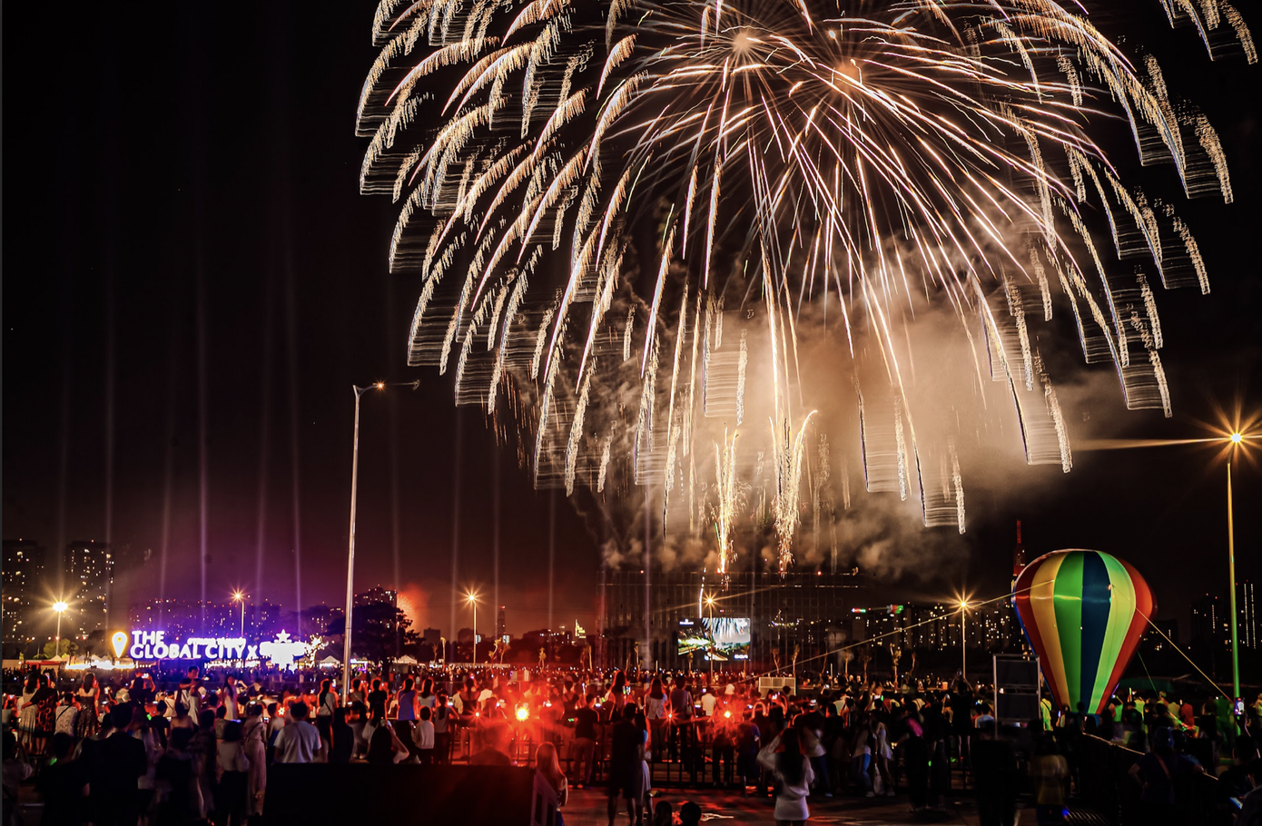 Với quy mô hoành tráng cùng những hoạt động đặc sắc, “Luxury Countdown Party” tổ chức tại The Global City dự kiến trở thành sự kiện được trông đợi hàng năm. Với quy mô hoành tráng cùng những hoạt động đặc sắc, “Luxury Countdown Party” tổ chức tại The Global City dự kiến trở thành sự kiện được trông đợi hàng năm.