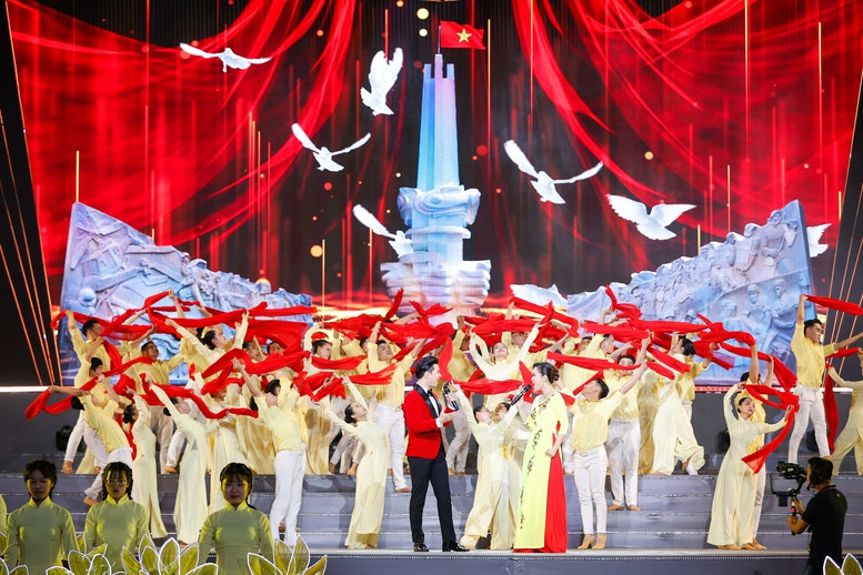 Chương trình nghệ thuật kỷ niệm 60 năm Chiến thắng Bình Giã. Ảnh: VGP.