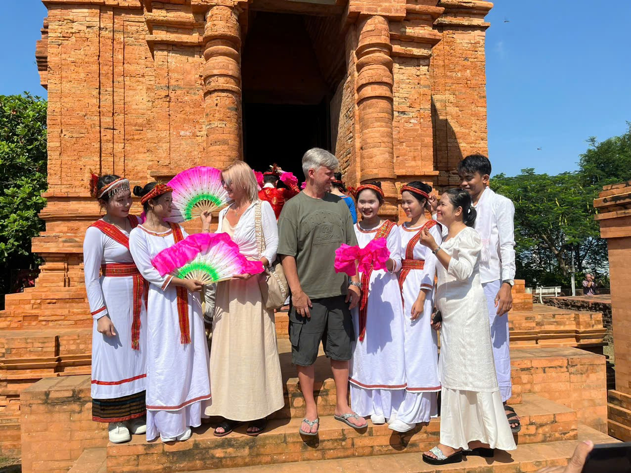 Du khách quốc tế đến tìm hiểu về lễ hội Katê.