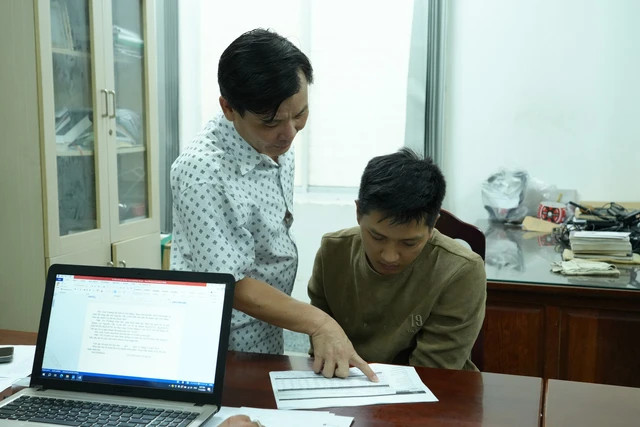 Thượng tá Ung Chiêu Thành (người đứng) - Chánh Văn phòng, Phó Thủ trưởng Cơ quan CSĐT trực tiếp lấy lời khai đối tượng Trường.