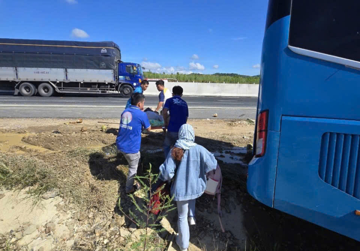 Đơn vị cấp cứu cùng hành khách đưa nạn nhân đến bệnh viện. Ảnh: MXH. Đơn vị cấp cứu cùng hành khách đưa nạn nhân đến bệnh viện. Ảnh: MXH.