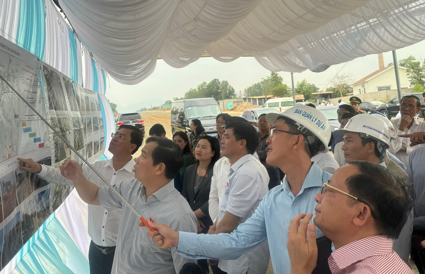 Đoàn giám sát của Quốc hội xem sơ đồ đoạn tuyến dự án thành phần 3 cao tốc Biên Hòa - Vũng Tàu.