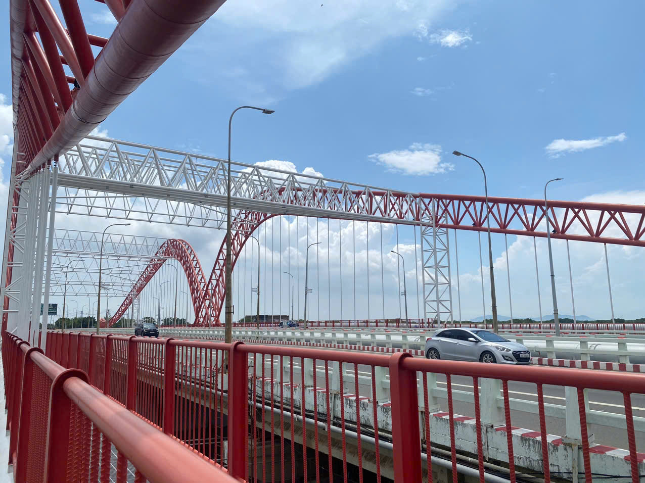 Dự án bắt đầu thi công từ năm 2018. Quá trình thi công gặp nhiều khó khăn như di dời đường ống nước, điện, xử lý địa chất...