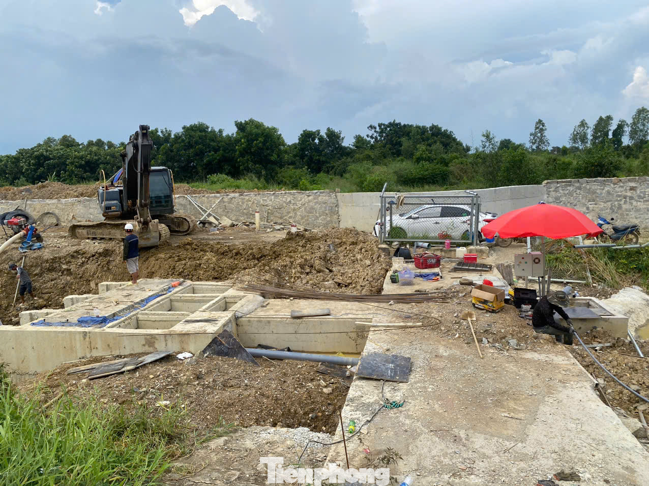 Làm việc với lãnh đạo các sở, ban ngành chức năng tỉnh Bình Thuận, Giám đốc điều hành dự án cao tốc Dầu Giây - Phan Thiết Đặng Hùng Thái khẳng định, nguyên nhân ngập nặng là do mưa lớn và nước từ đập sông Phan xả về, không phải do vấn đề đặt cống hay thiết kế công trình.